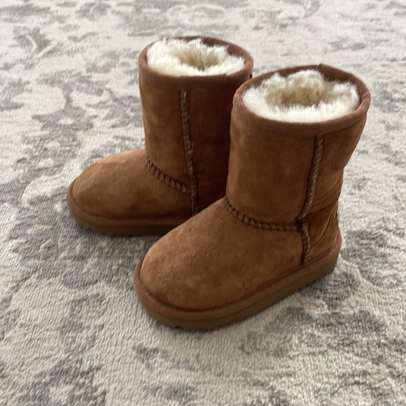 LIKE NEW💫 Toddler 6 UGG medium - Picture 4 of 9